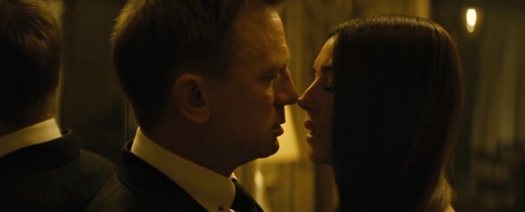 Samozřejmě nás čeká o odhalení nové Bond girl.